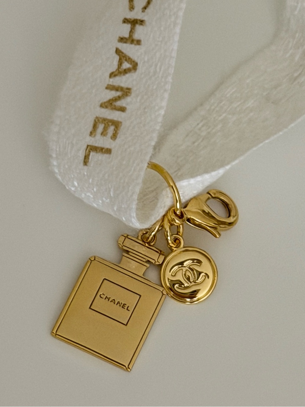 LIKE NEW Chanel Beauty Holiday Charm Limited Edition - Picture 2 of 5